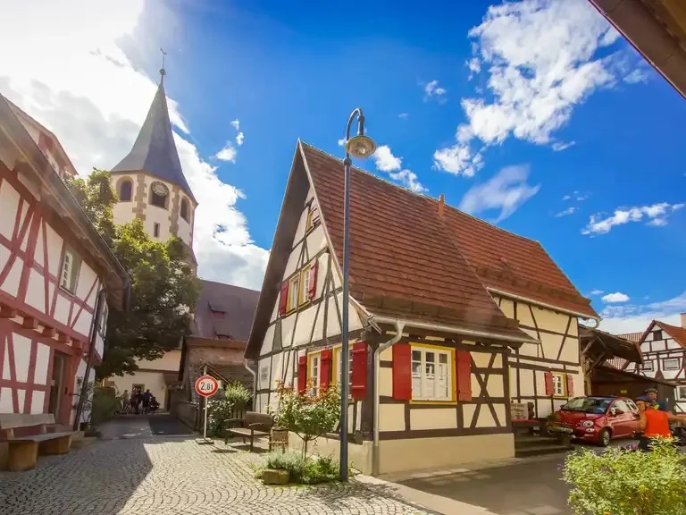 Fachwerkhäuser und Kirchturm in Lienzingen