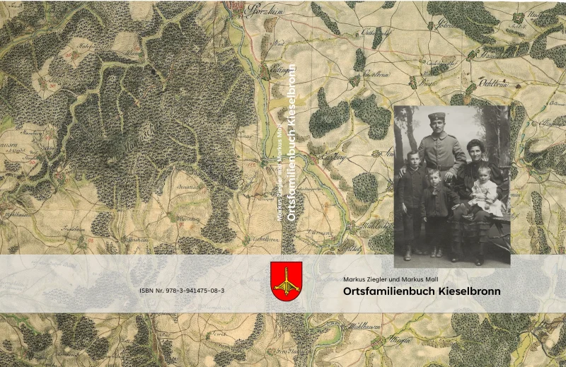 Bucheinband des Ortsfamilienbuchs Kieselbronn mit historischer Karte und alten Familienfotografien