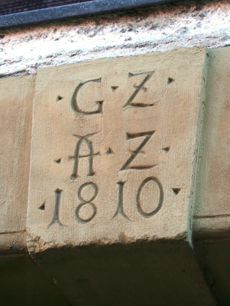 Sandsteinschlussstein mit den eingemeißelten Initialen G Z und A Z und der Jahreszahl 1810.